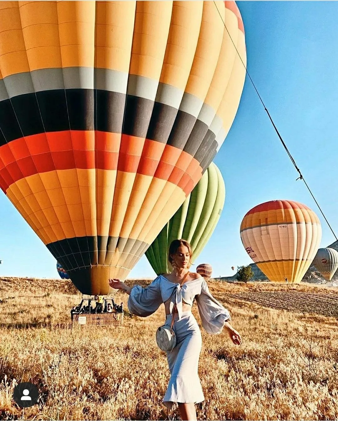 Heissluftballon vor Bergpanorama